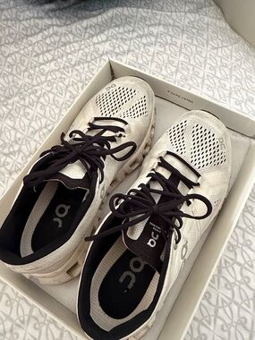 On Cloudwomen Lightweight Athletic Running Shoes - White/Black